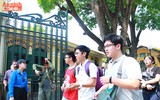 Chờ con thi, bố mẹ đợi trong nắng nóng 37 độ C